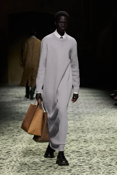 Look 16